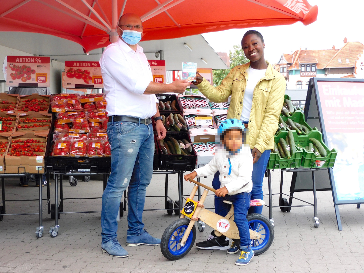 Theo hat einen Einkaufsgutschein von REWE erhalten