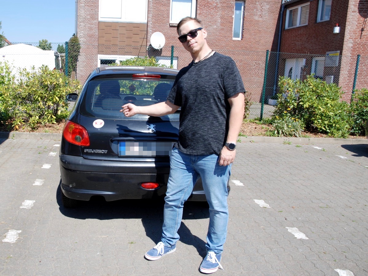 Einfach den Aufkleber auf das Auto kleben